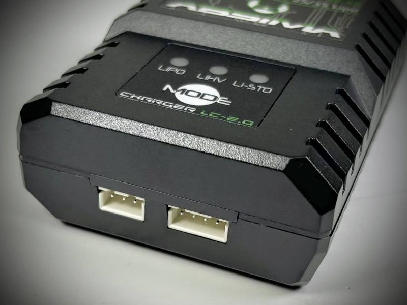 Černá nabíječka se dvěma USB porty na přední straně. Na horní straně jsou tři LED indikátory označené jako 'LiPO', 'LiHV', 'LiFTO'.