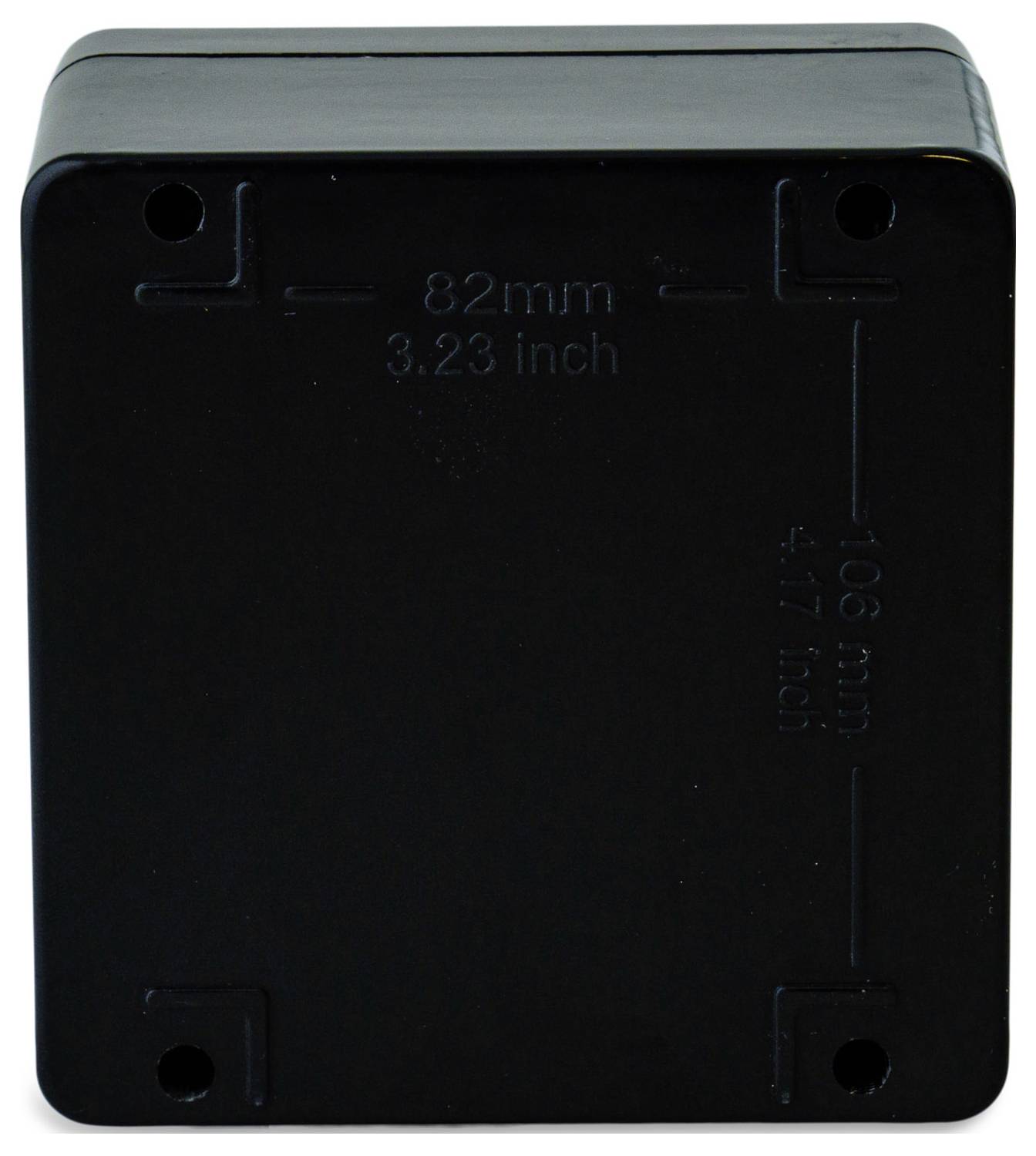 Černý plastový kryt o rozměrech 82 mm x 106 mm se čtyřmi upevňovacími otvory v rozích.