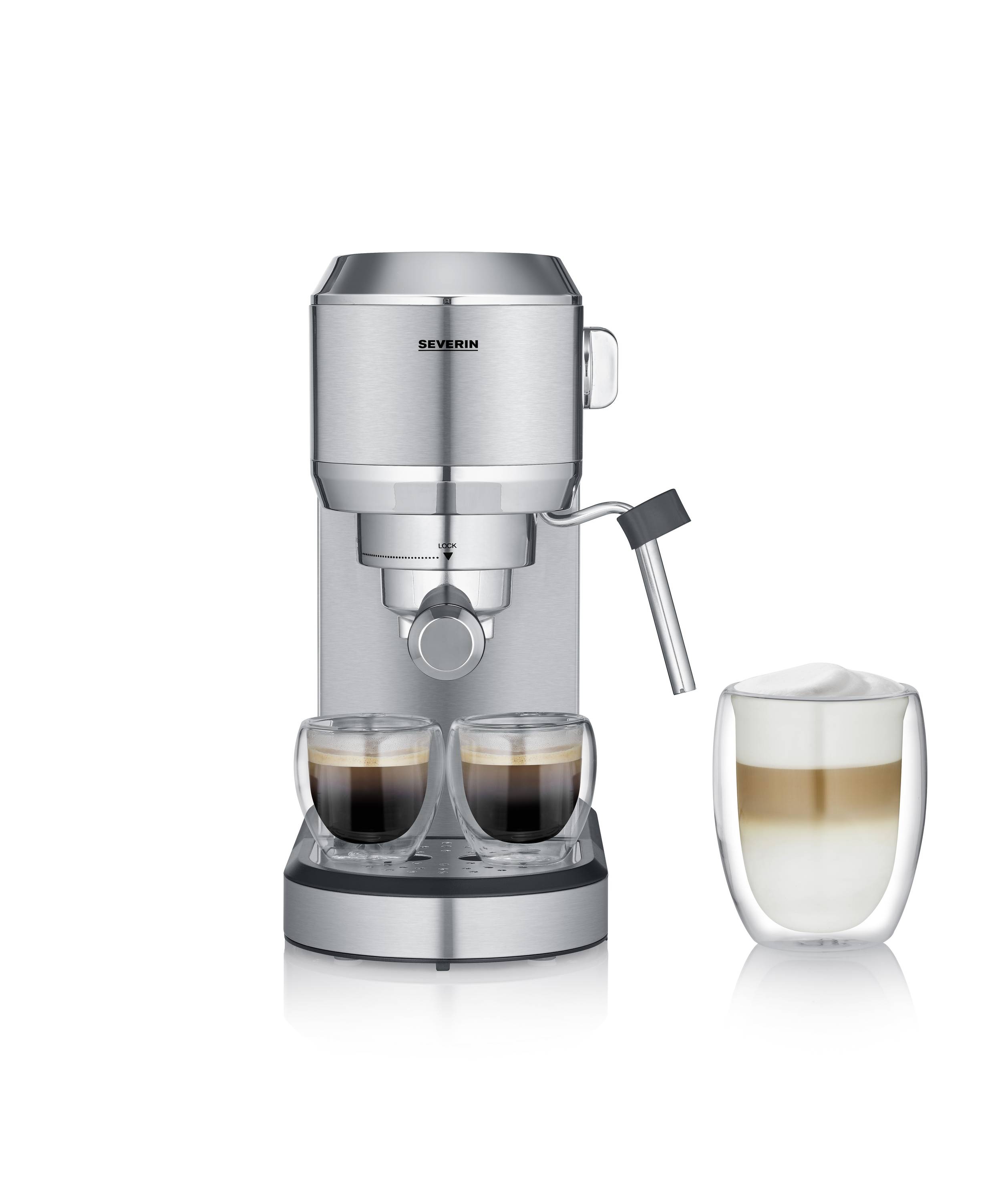 Espresso kávovar se dvěma naplněnými šálky espressa, vedle sklenice latte macchiata. Stříbrný design, kompaktní a moderní.