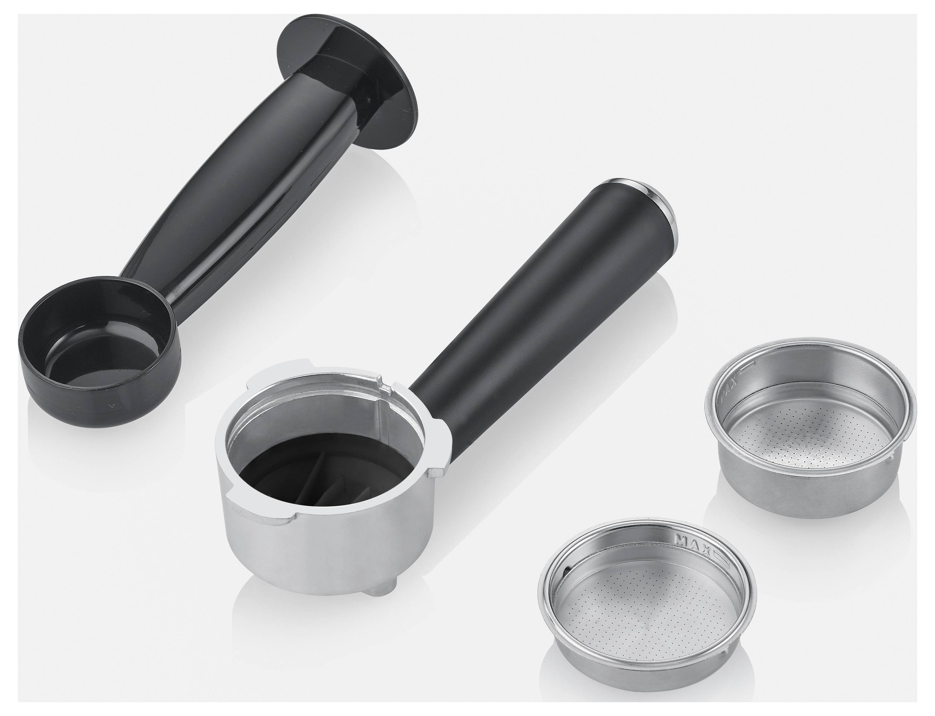 Dva černé plastové rukojeti s držáky filtrů a kávovou lžičkou, spolu se dvěma kovovými sítky na bílém pozadí. Nezbytné pro espresso přístroje.