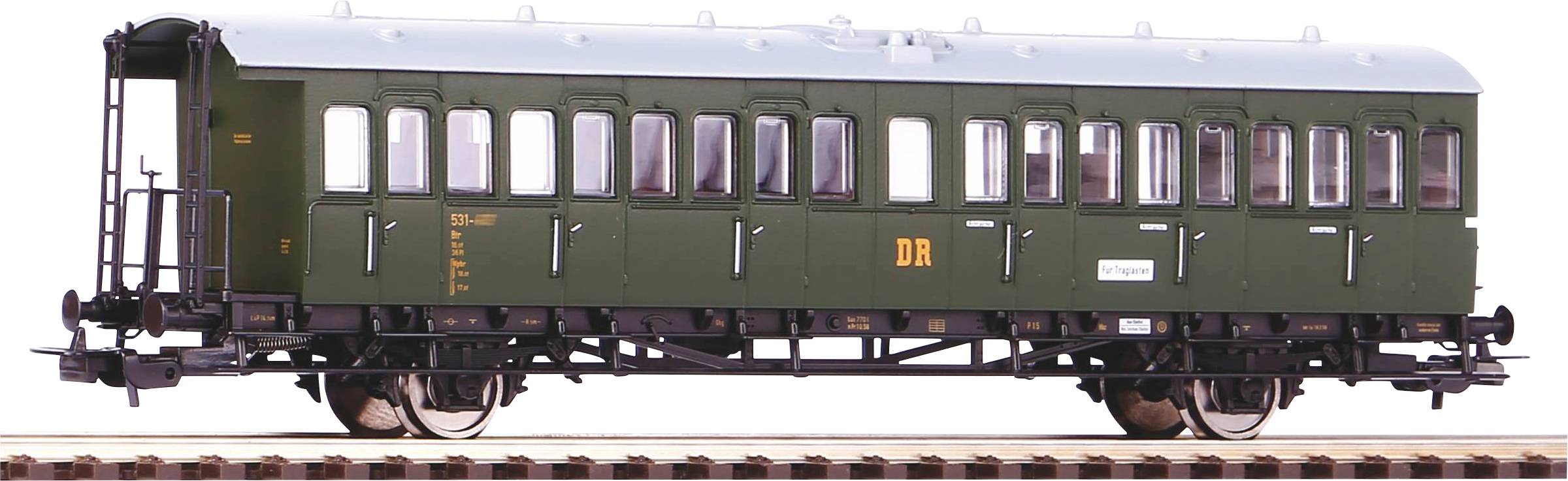 Zelený osobní železniční vůz Deutsche Reichsbahn stojí na koleji. Vůz má několik oken a stříšnou střechu.