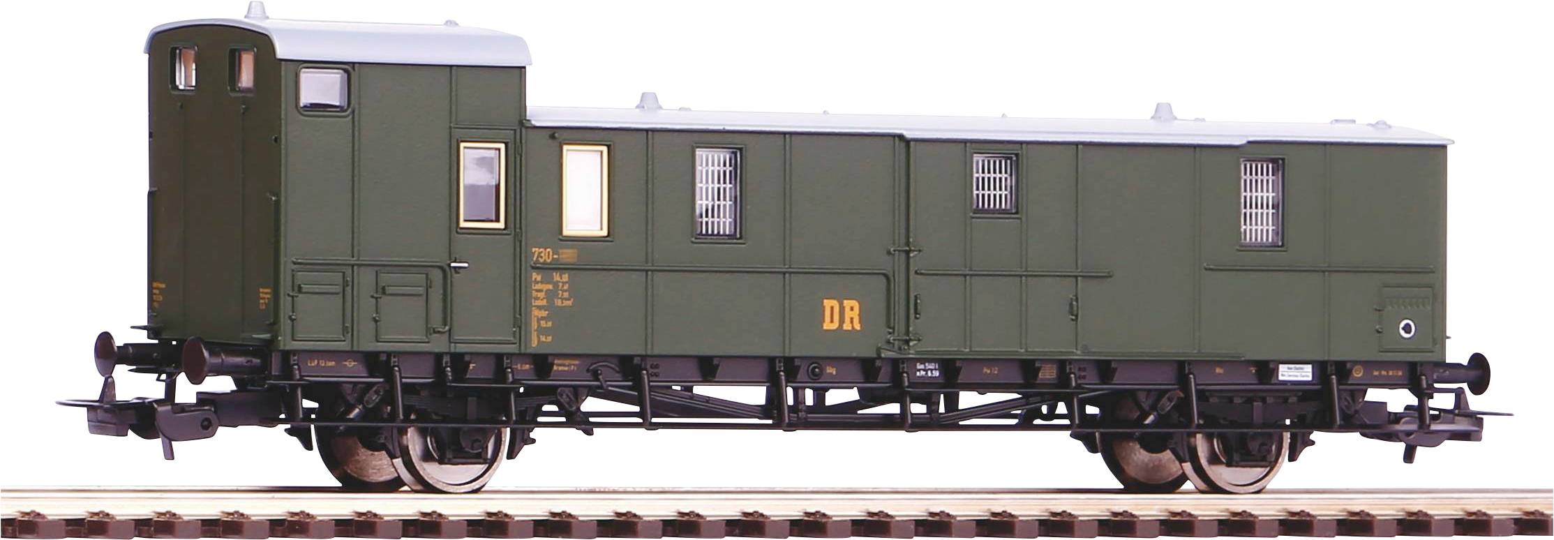 Zelený nákladní vůz Deutsche Reichsbahn na koleji, boční pohled, s detailním podvozkem a malými okny.