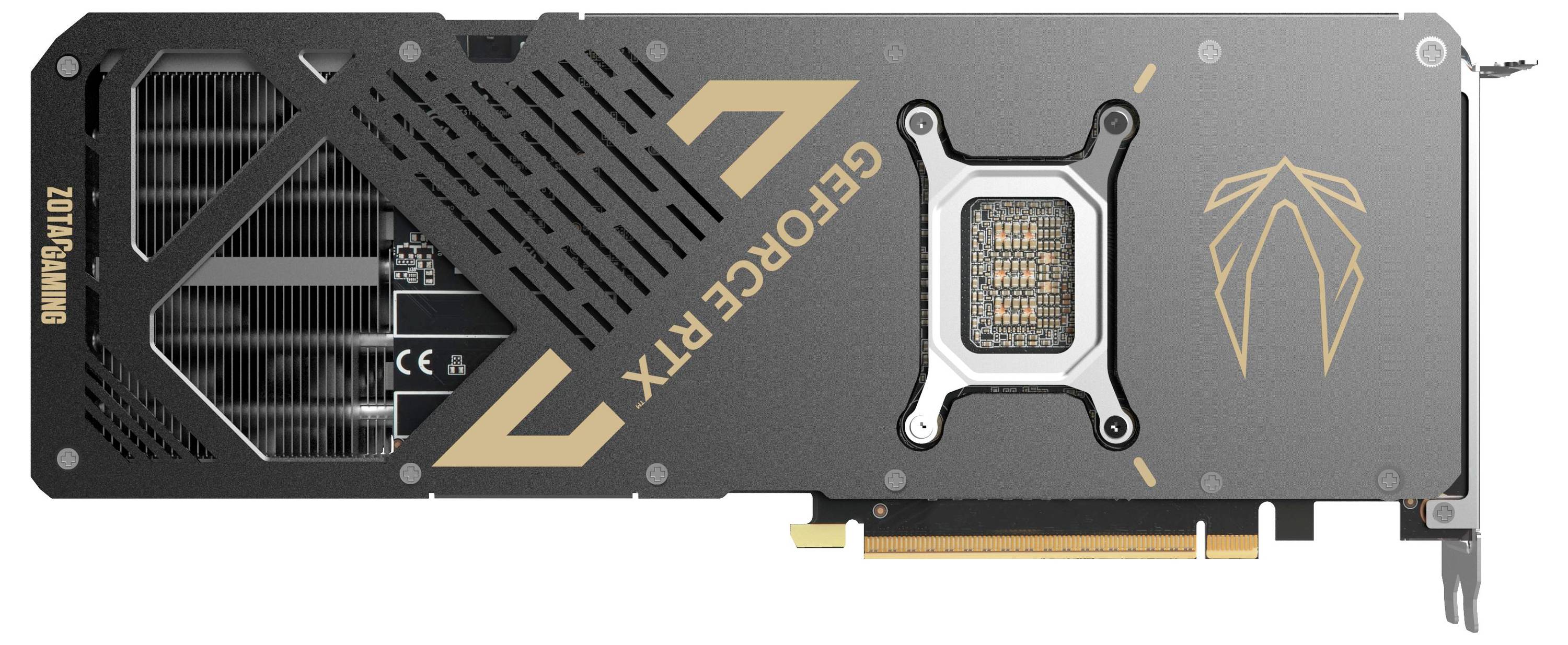 Grafická karta s nápisem 'GEFORCE RTX', černým designem a zlatými akcenty. Jsou viditelné ventilátory a připojovací oblast.
