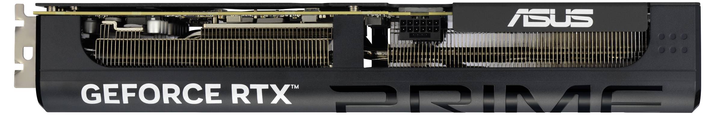 Grafická karta Asus GeForce RTX Prime, pohled z boku s viditelnými chladicími prvky a konektory.