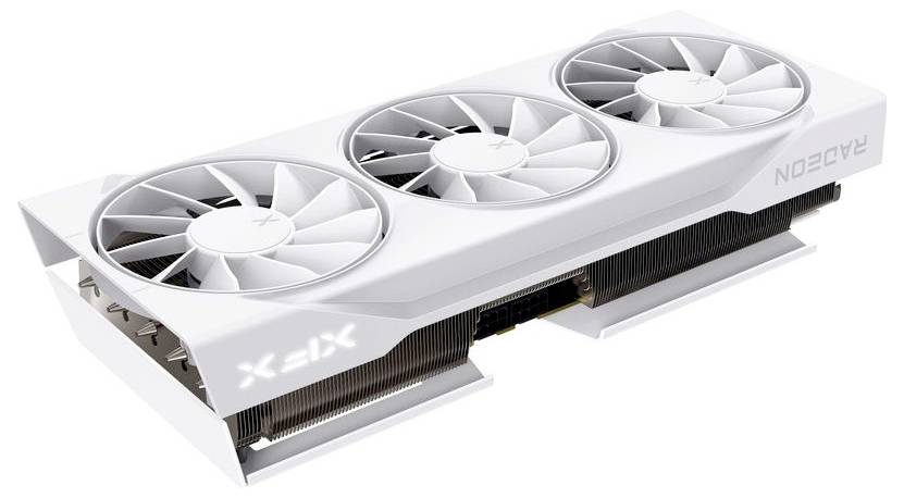 Bílá grafická karta se třemi chladicími ventilátory, s nápisem 'XFX' na boku, určená pro vysoce výkonnostní výpočty a hraní her.