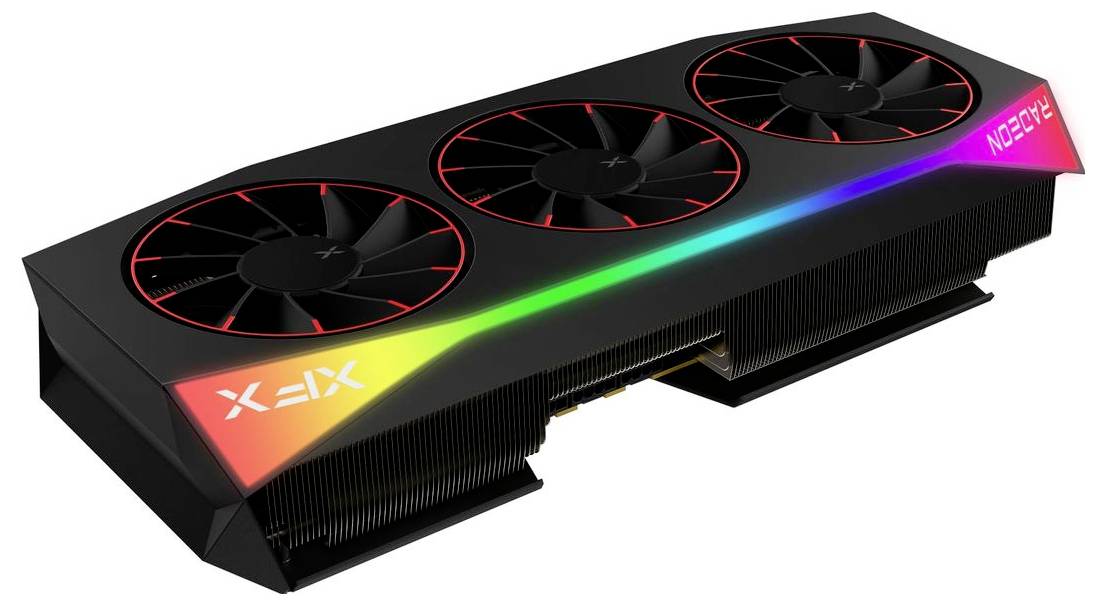 Grafická karta se třemi chladicími ventilátory a RGB osvětlením, s výrazným logem 'XFX' a červenými akcentními prvky na horní hraně.