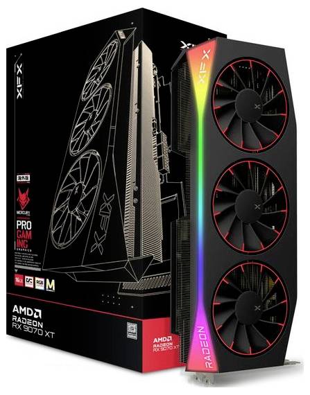 Grafická karta označená jako 'XFX AMD Radeon RX 7900 XT' se třemi ventilátory a RGB podsvícením je zobrazena vedle své černé krabice.