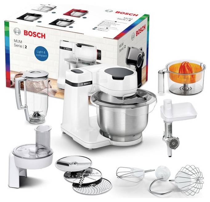 Kuchyňský robot Bosch MUM série 2 s různými nástavci, včetně mixéru, citrusového lisu a hnětacího háku, před obchodním obalem produktu.