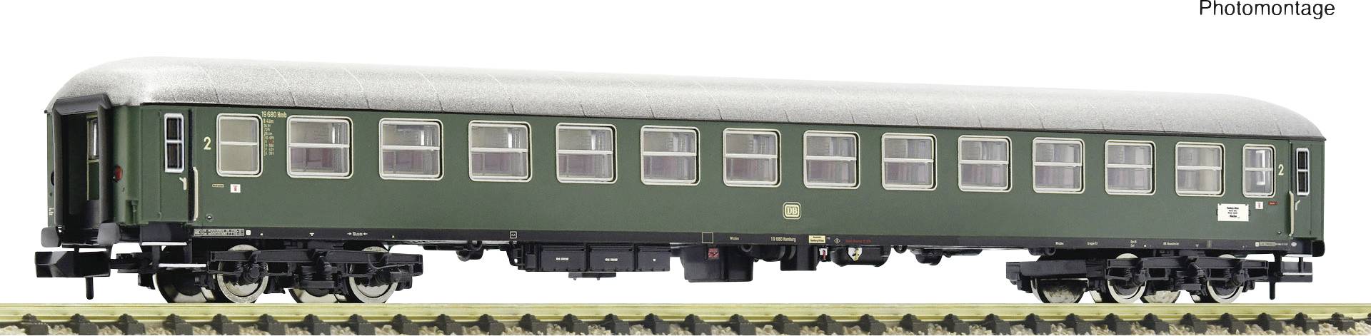 Zelený modelářský vagón s detailními okny a stříškou na úseku kolejí.