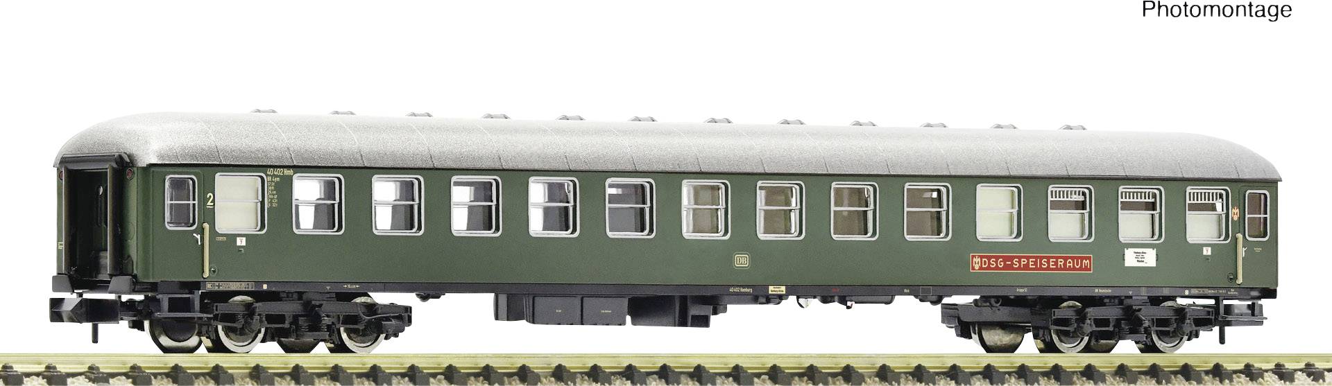 Zelený modelový osobní vůz na kolejích s nápisem 'DB AG Epocha III'.