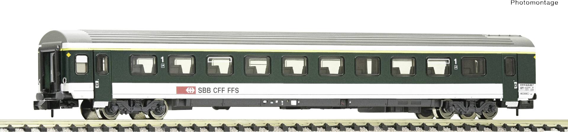 Model osobního vozu SBB CFF FFS v tmavě zelené a bílé barvě na kolejích, boční pohled.