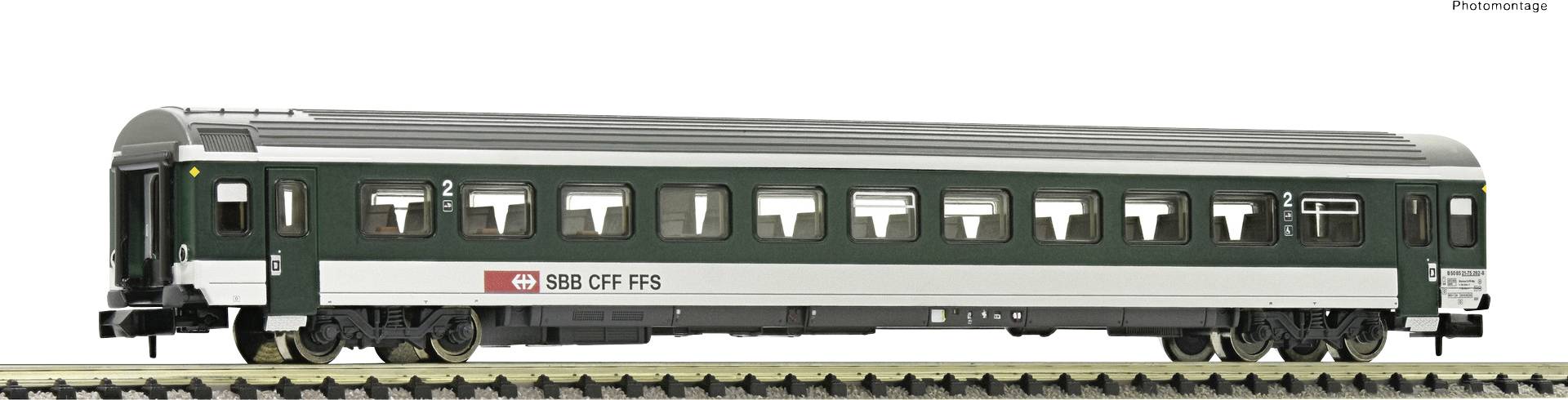 Zelený osobní vůz modelové železnice SBB CFF FFS s bílými pruhy stojí na koleji označené číslem '2'.