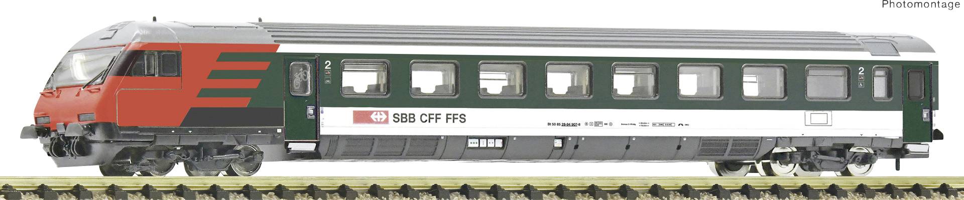 Model červené a tmavě zelené švýcarské lokomotivy SBB CFF FFS umístěné na kolejích, boční pohled.