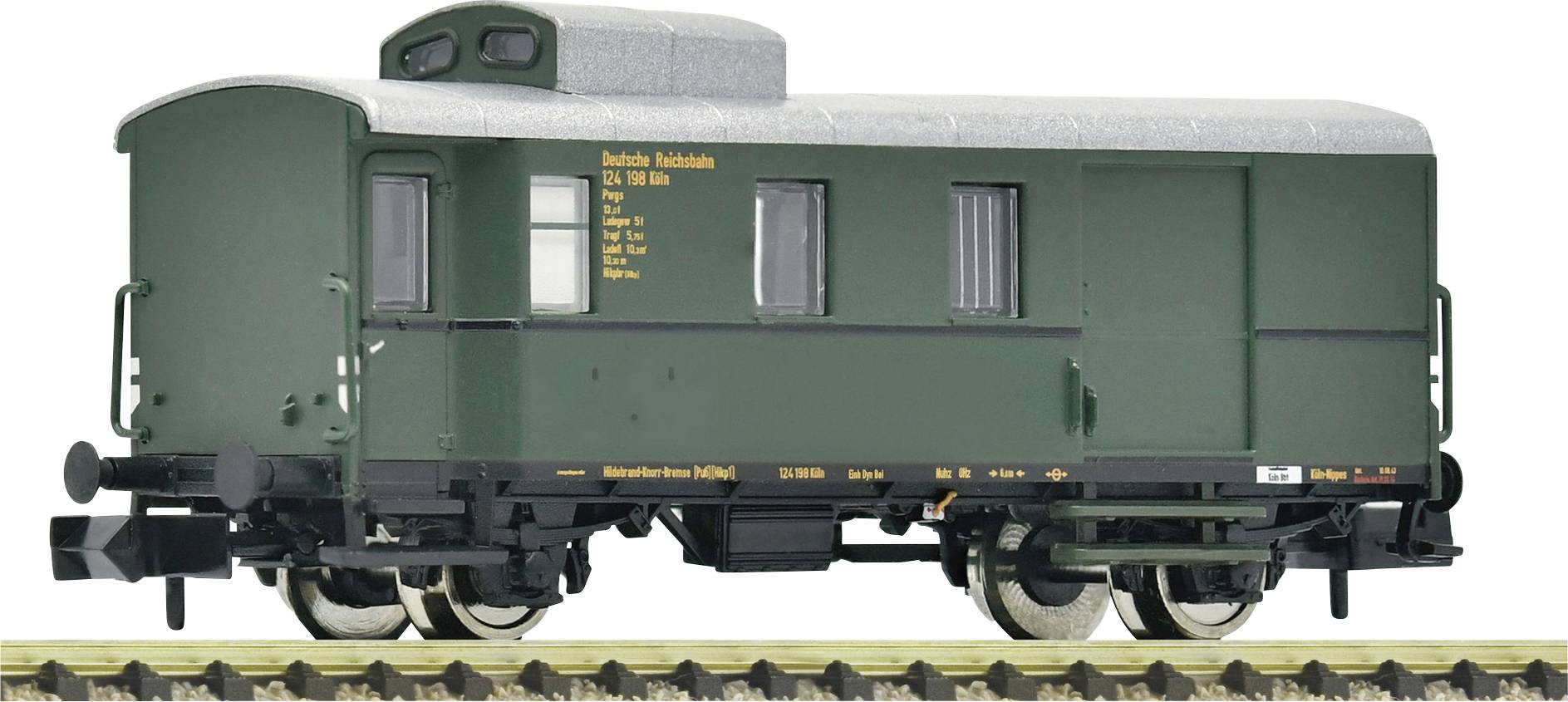 Zelený železniční vůz na kolejích s nápisem 'Deutsche Reichsbahn'. Rustikální styl, po stranách jsou viditelná okna a čelní dveře.