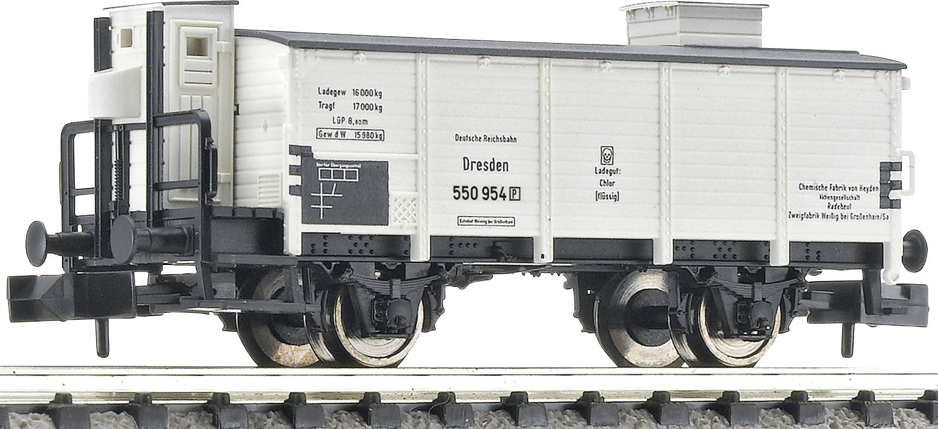 Model nákladního vozu na kolejích, lakovaný bíle, s černým nápisem 'Dresden 550 954'. Detailní brzdový systém je viditelný.