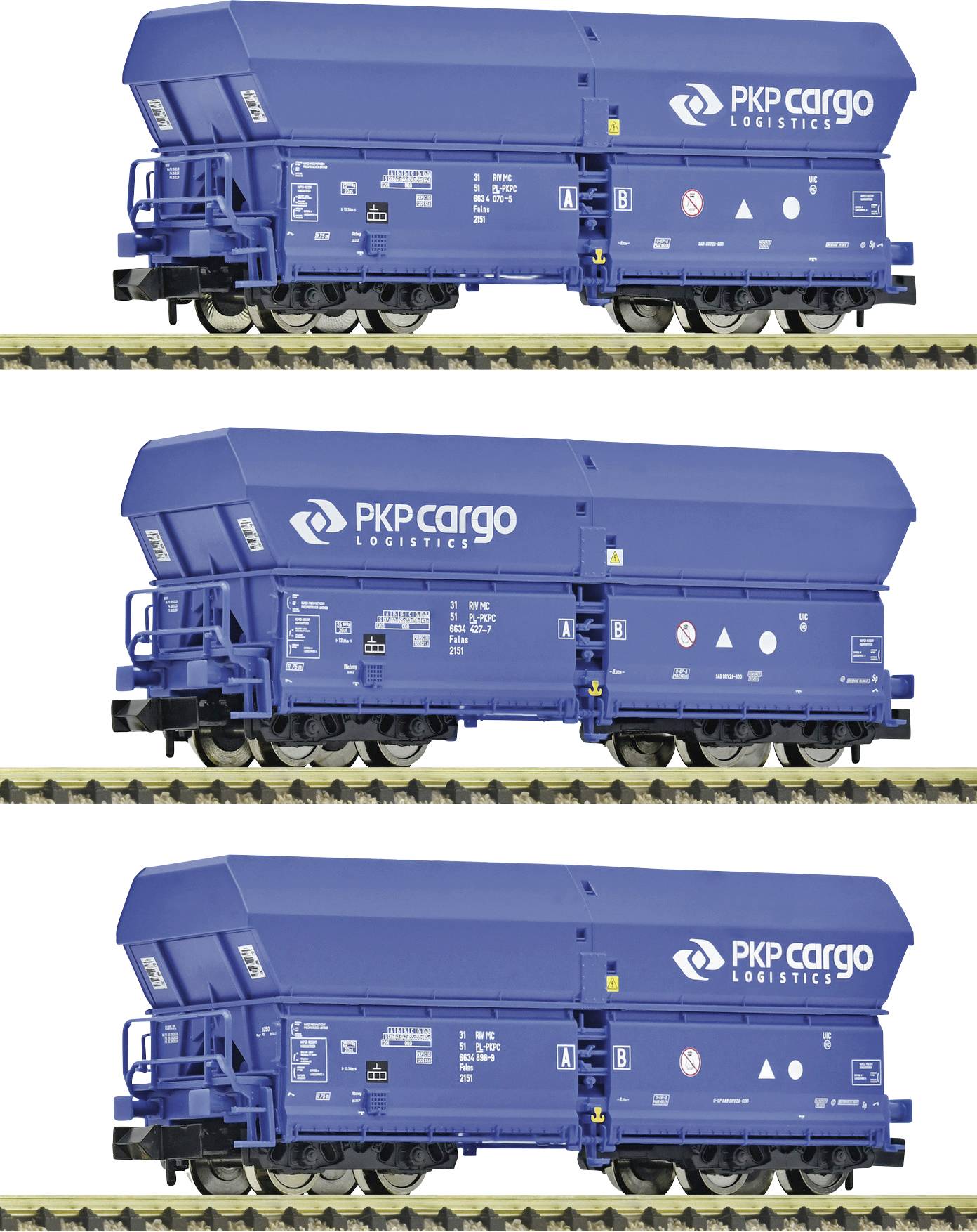 Tři modré nákladní vozy společnosti PKP Cargo na kolejích, všechny identické vzhledem a designem.