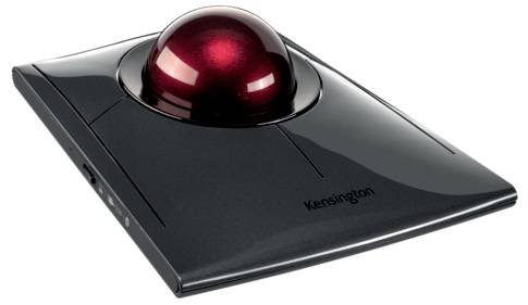 Černý trackball od Kensingtonu s červenou koulí uprostřed. Povrch je hladký a ergonomicky tvarovaný.
