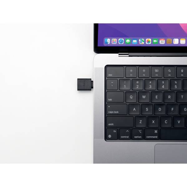 Poznámkové bloky na laptopku, USB adaptér je zapojen. Vpravo nahoře jsou viditelné aplikace. Moderní technologické rozhraní.