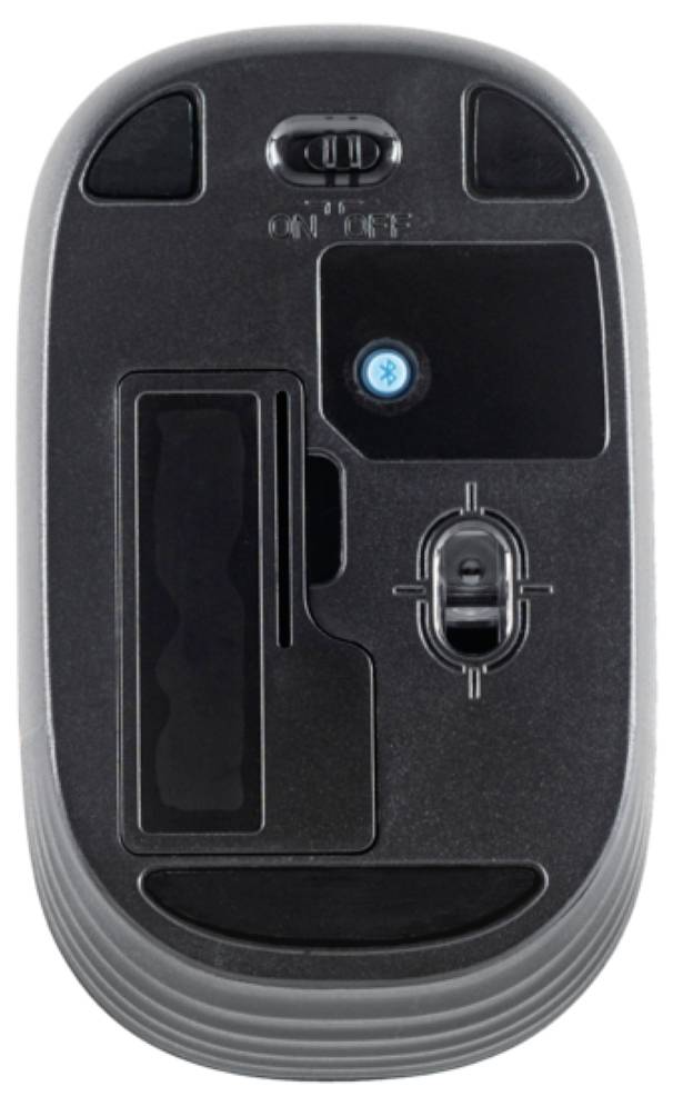 Počítačová myš pohledem zespodu se viditelnými senzory, krytem baterie a symbolem Bluetooth.