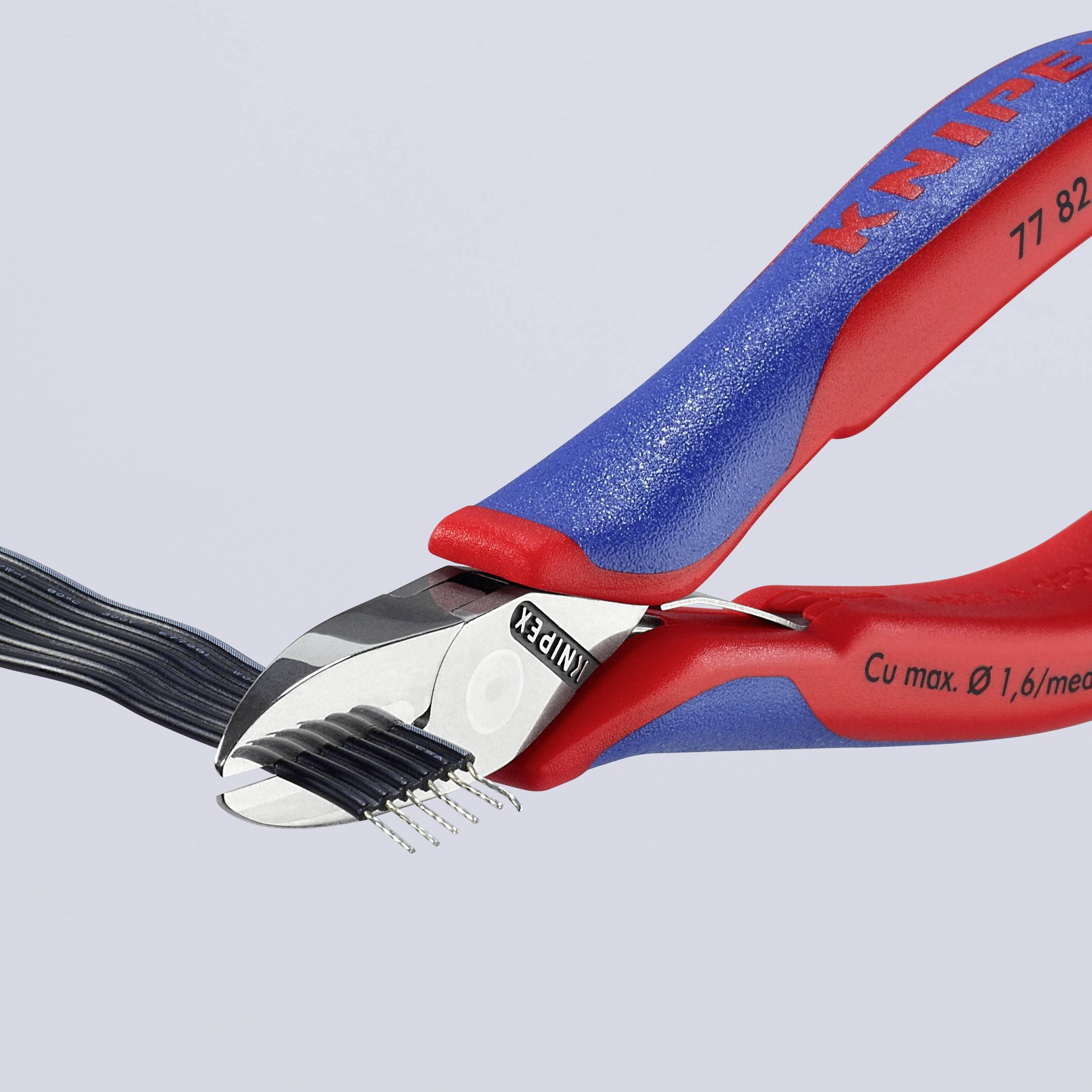 Kleště, které řezají kabel. Jsou modré a červené s nápisem 'KNIPEX'.