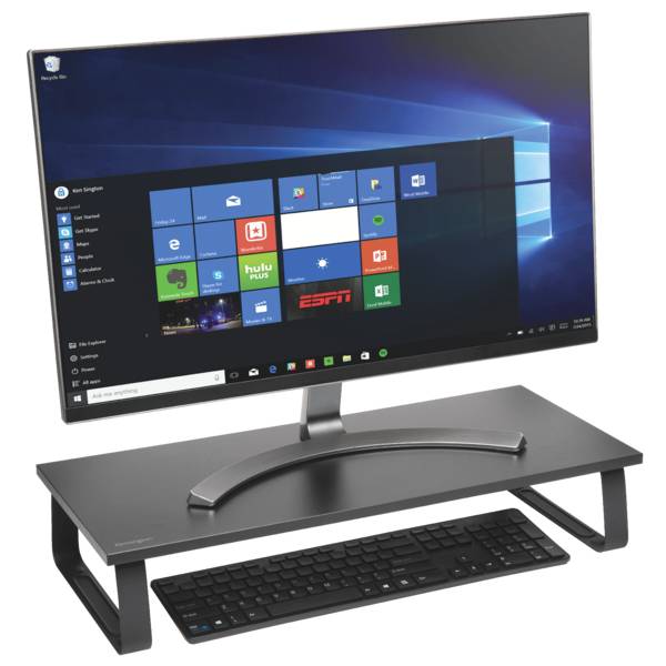 Moderní počítačový monitor zobrazuje uživatelské rozhraní Windows 10 s různými aplikacemi na tmavém stolním stojanu.