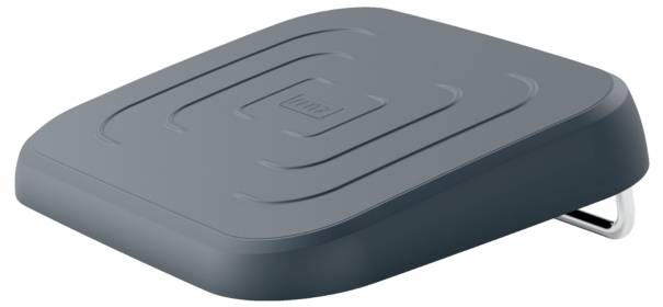 Šedá podnožka s naklopeným povrchem a protiskluzovým vzorem, vhodná pro ergonomické sezení u psacího stolu.
