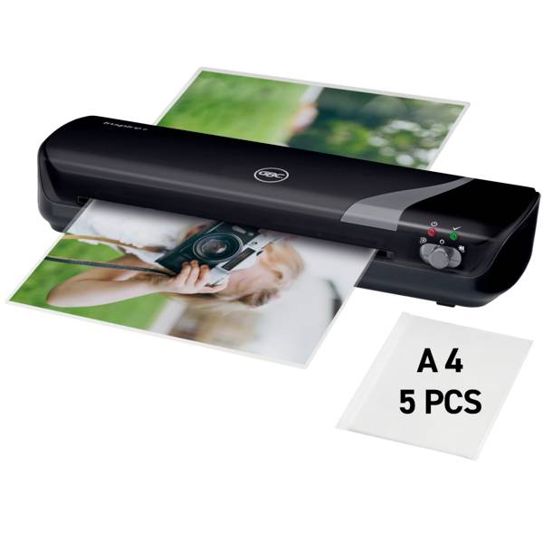 Černý laminátor laminuje fotografii. Vedle něj leží balení s nápisem 'A4 5 PCS', které obsahuje laminovací fólie.