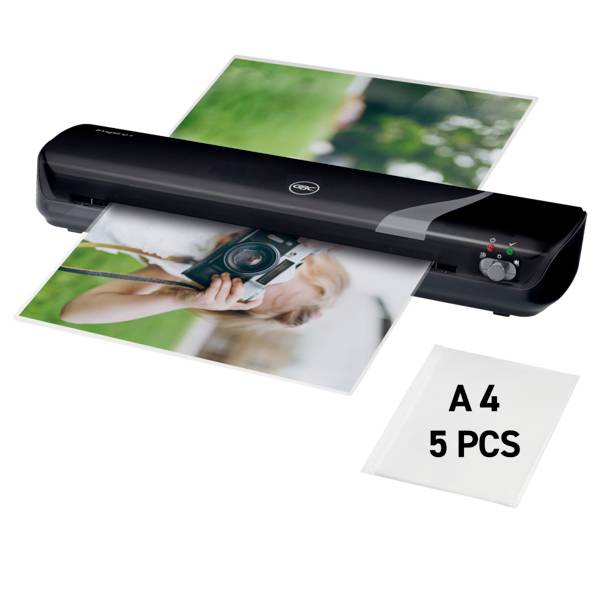 Laminátor laminuje fotografii osoby s fotoaparátem. Vedle něj je balení s nápisem "A4 5 ks".