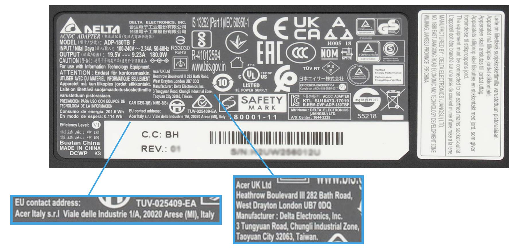 Štítek napájecího adaptéru notebooku s bezpečnostními a certifikačními logy, sériovými čísly a kontaktní adresou společnosti Acer v Itálii.