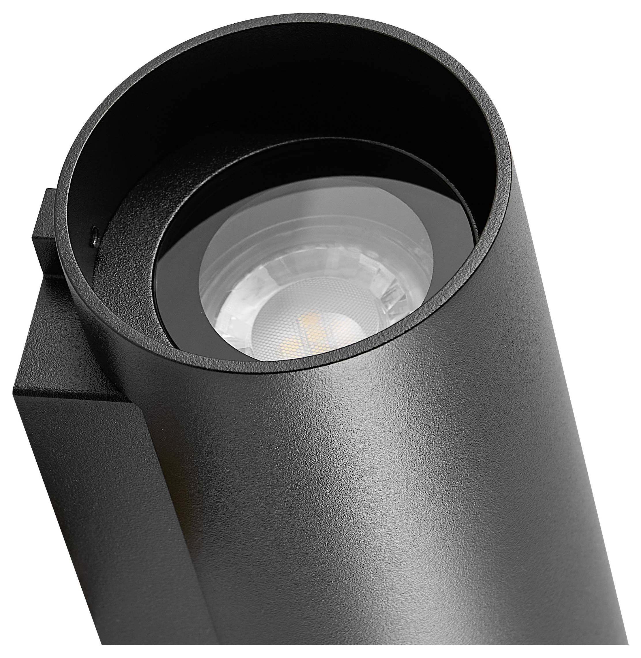Černé válcové LED svítidlo v detailním záběru, moderní design, viditelná čočka; vhodné pro cílené osvětlení.