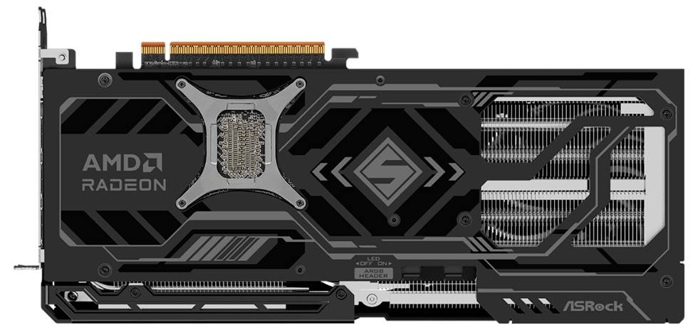 Černá grafická karta ASRock s AMD Radeon s stříbrnými akcenty, viditelnými chladicími žebry a konektory nahoře.