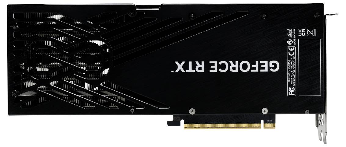 Zadní strana grafické karty NVIDIA GeForce RTX s chladičem a firemními logy, orientovaná nahoru, na bílém pozadí.