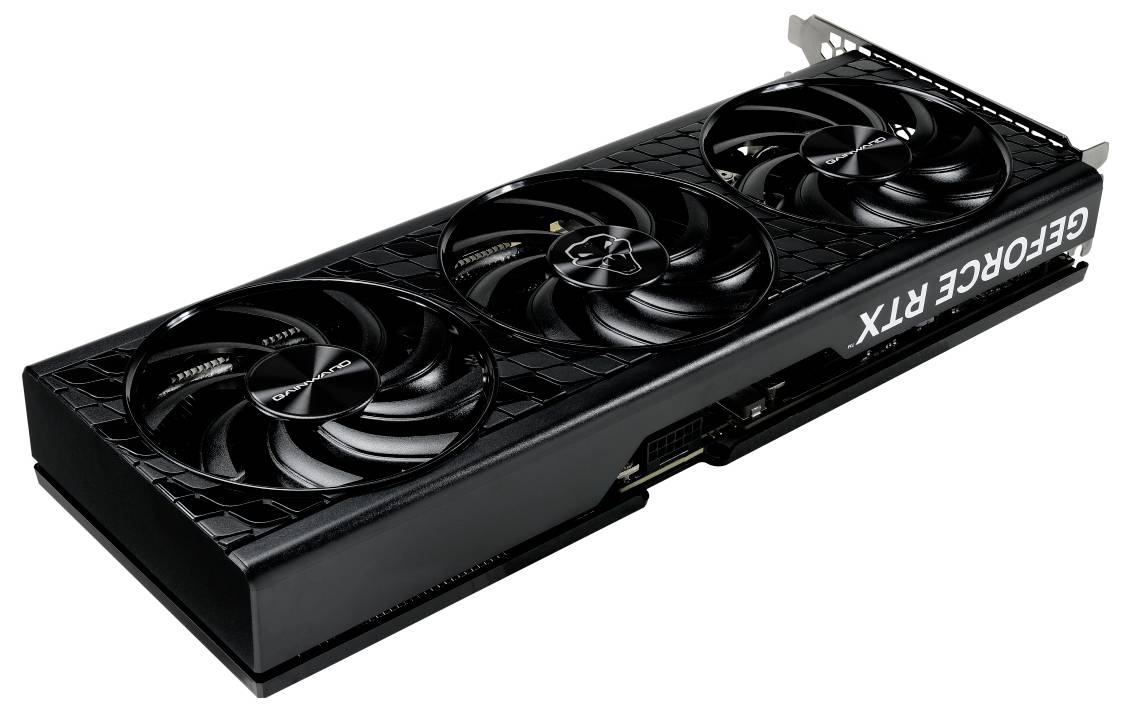 Černá grafická karta se třemi ventilátory a nápisem 'GEFORCE RTX' na straně.