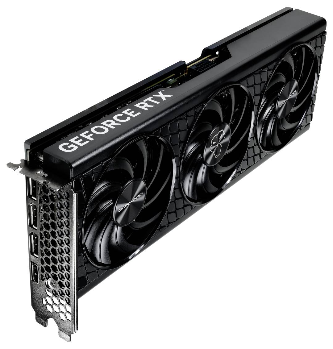 Grafická karta GeForce RTX se třemi ventilátory, černým tělem a několika připojovacími porty, boční pohled.