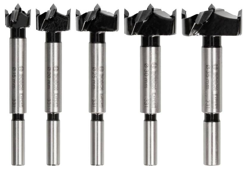 Pět Forstnerových vrtáků s různými průměry, vyrobených z ušlechtilé oceli s černými řezacími hlavami, uspořádaných v řadě před bílým pozadím.