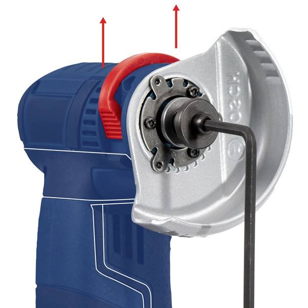 Modrý elektrický nástroj se zavřeným ochranným krytem a kovovou tyčí. Červené šipky ukazují montážní postup.