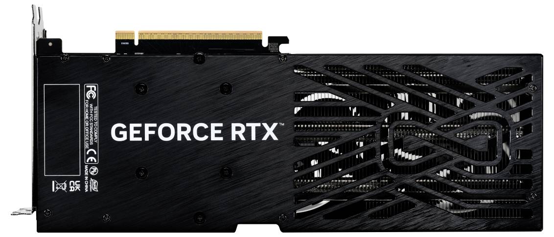 Černá grafická karta s nápisem 'GEFORCE RTX', zobrazující design ventilátorů a konektory.