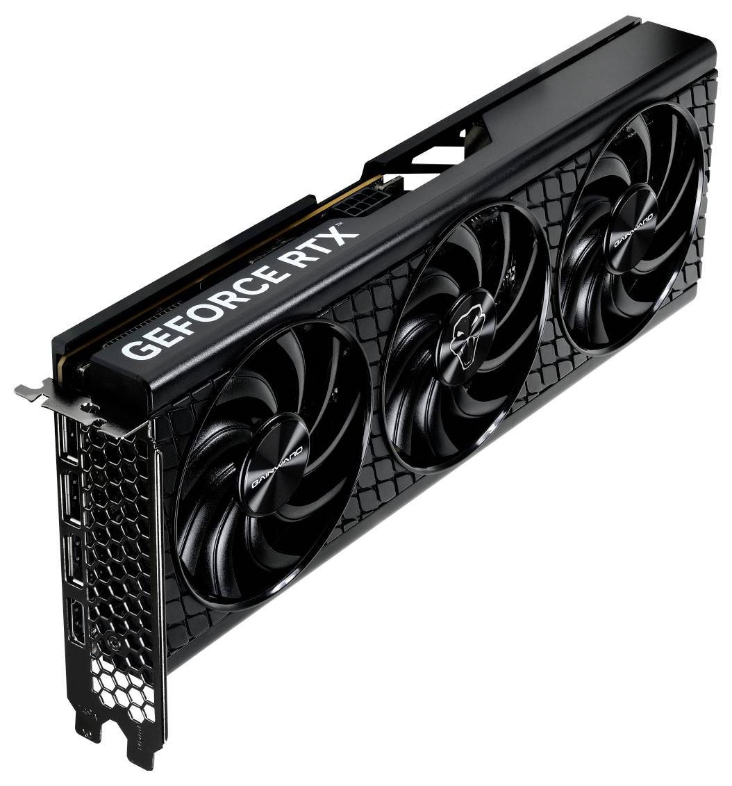 Grafická karta 'GeForce RTX' se třemi ventilátory, černé provedení, boční pohled.