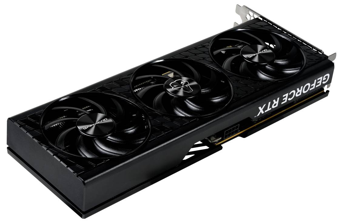 Grafická karta se třemi ventilátory a nápisem 'GeForce RTX' na straně.