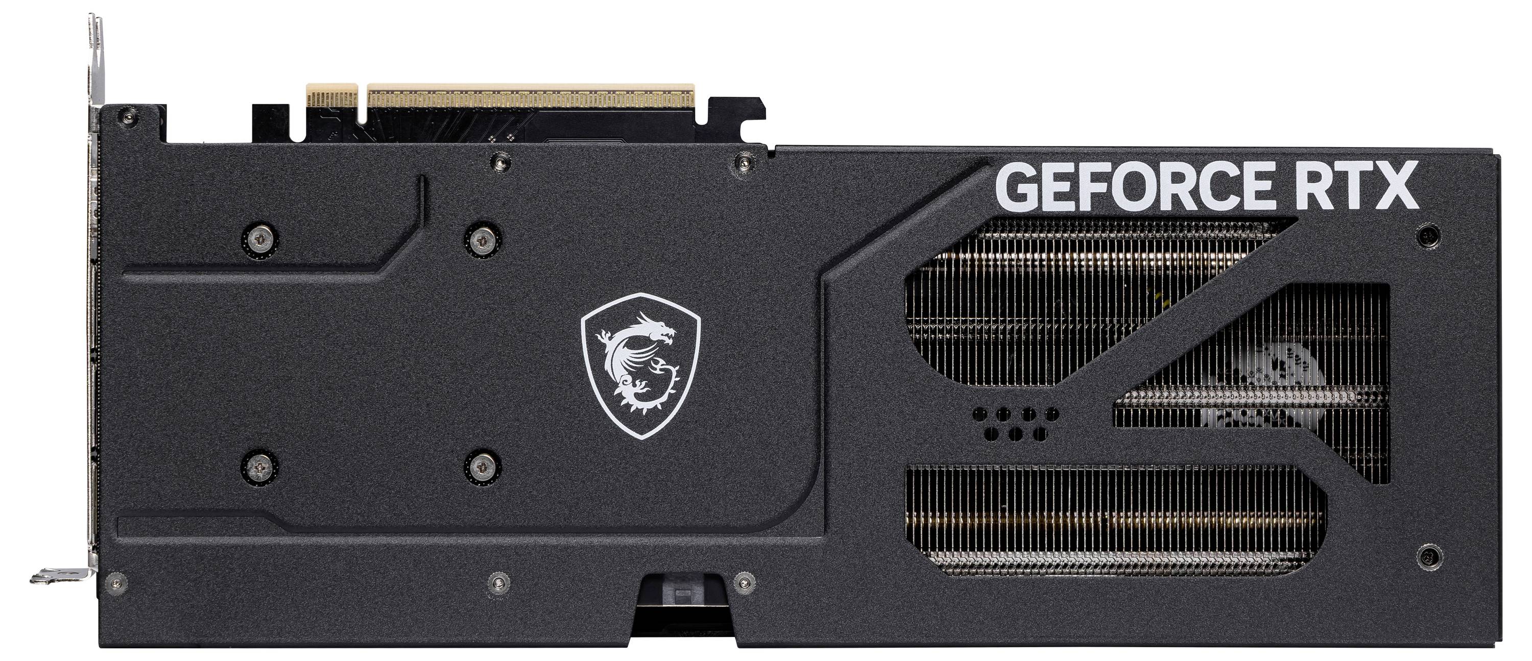 Grafická karta pohledem zezadu, černé tělo s nápisem 'GEFORCE RTX'. Logo MSI uprostřed. Větrací štěrbiny vpravo.