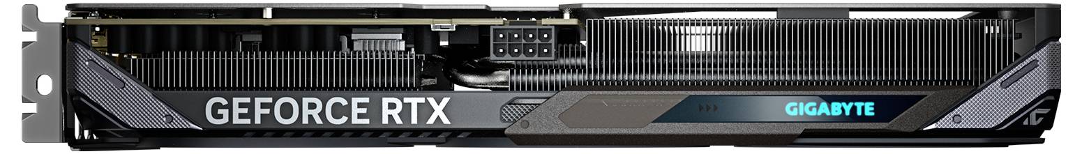 Grafická karta pohledem z boku: viditelné logo 'Geforce RTX' a osvětlené logo 'Gigabyte'.