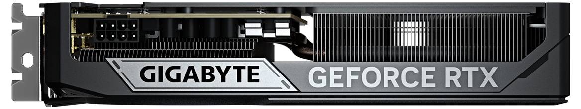 Grafická karta 'Gigabyte GeForce RTX' z bočního pohledu se zobrazenými ventilátory a konektorem napájení.