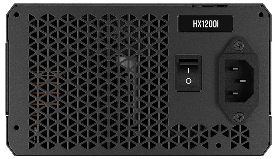 Pohled zezadu na počítačový napájecí zdroj s síťovým vypínačem a mřížkou větráku. Štítek modelu: 'HX1200i'.