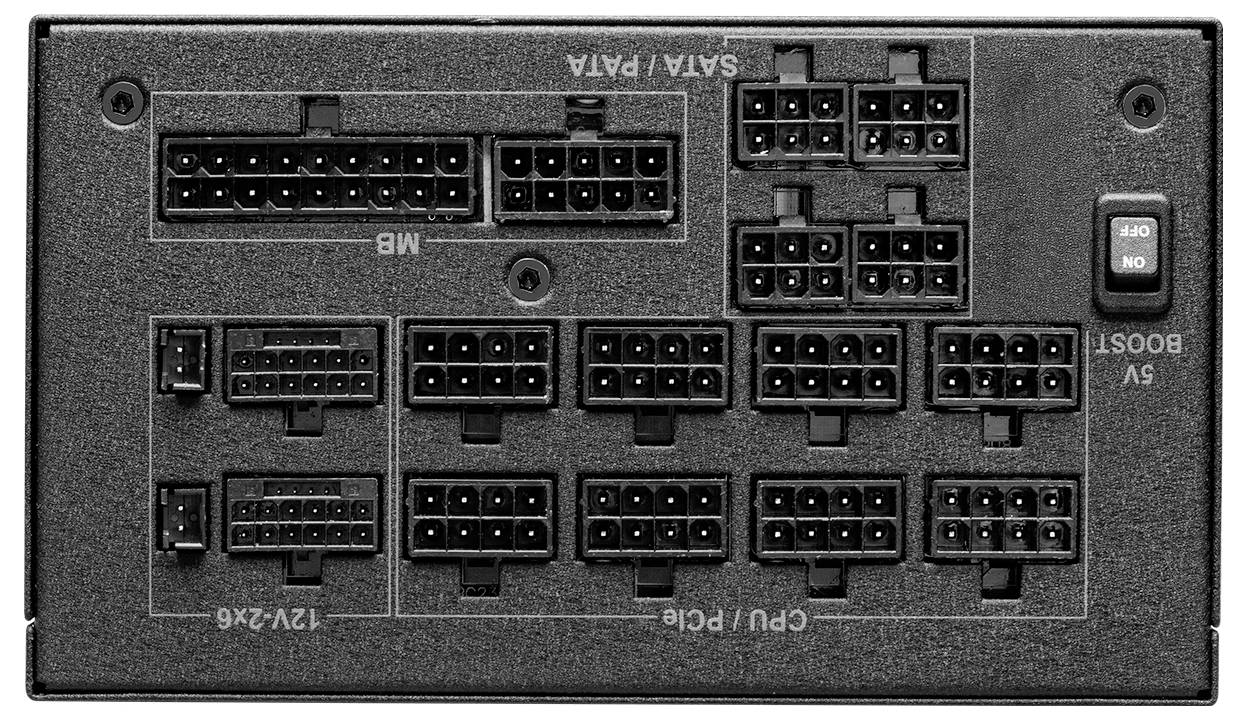 Zadní strana modulárního PC zdroje s několika připojovacími zásuvkami pro 'MB', 'CPU/PCIe', 'SATA/PATA' a 5V booster spínačem.