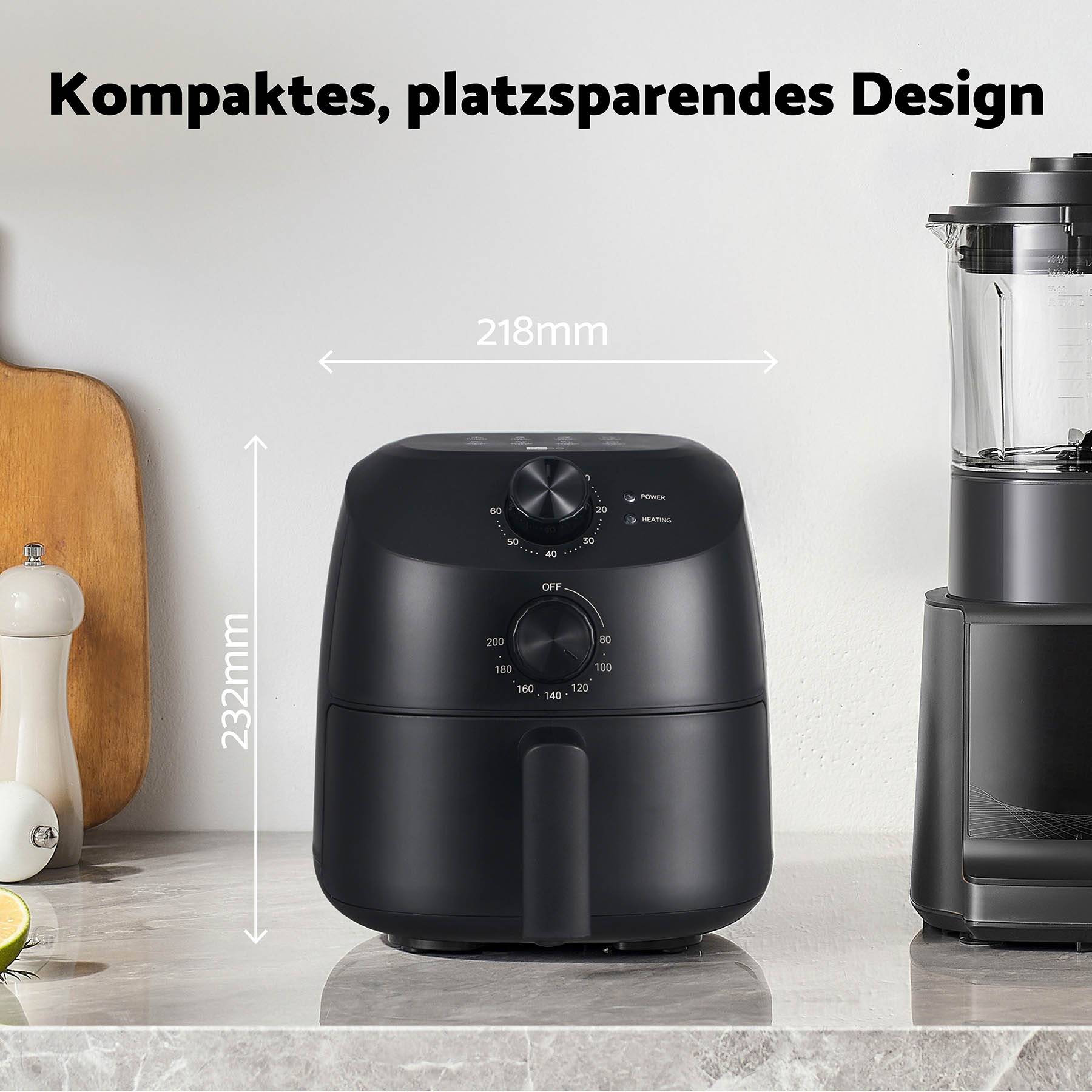 Kompaktní černá horkovzdušná fritéza na kuchyňské lince, vedle stojící mixér a kuchyňské pomůcky. Text: 'Kompaktní, úsporné designové řešení'.