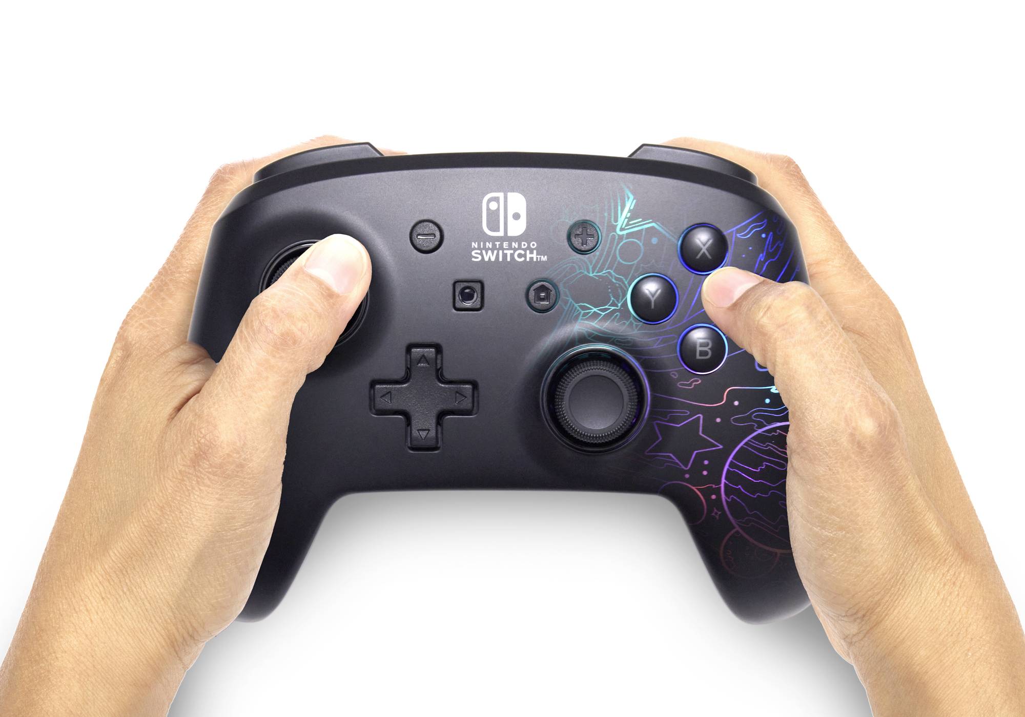 Jedna osoba drží Nintendo Switch Pro ovladač s jasně svítícími tlačítky a reliéfními designovými prvky.