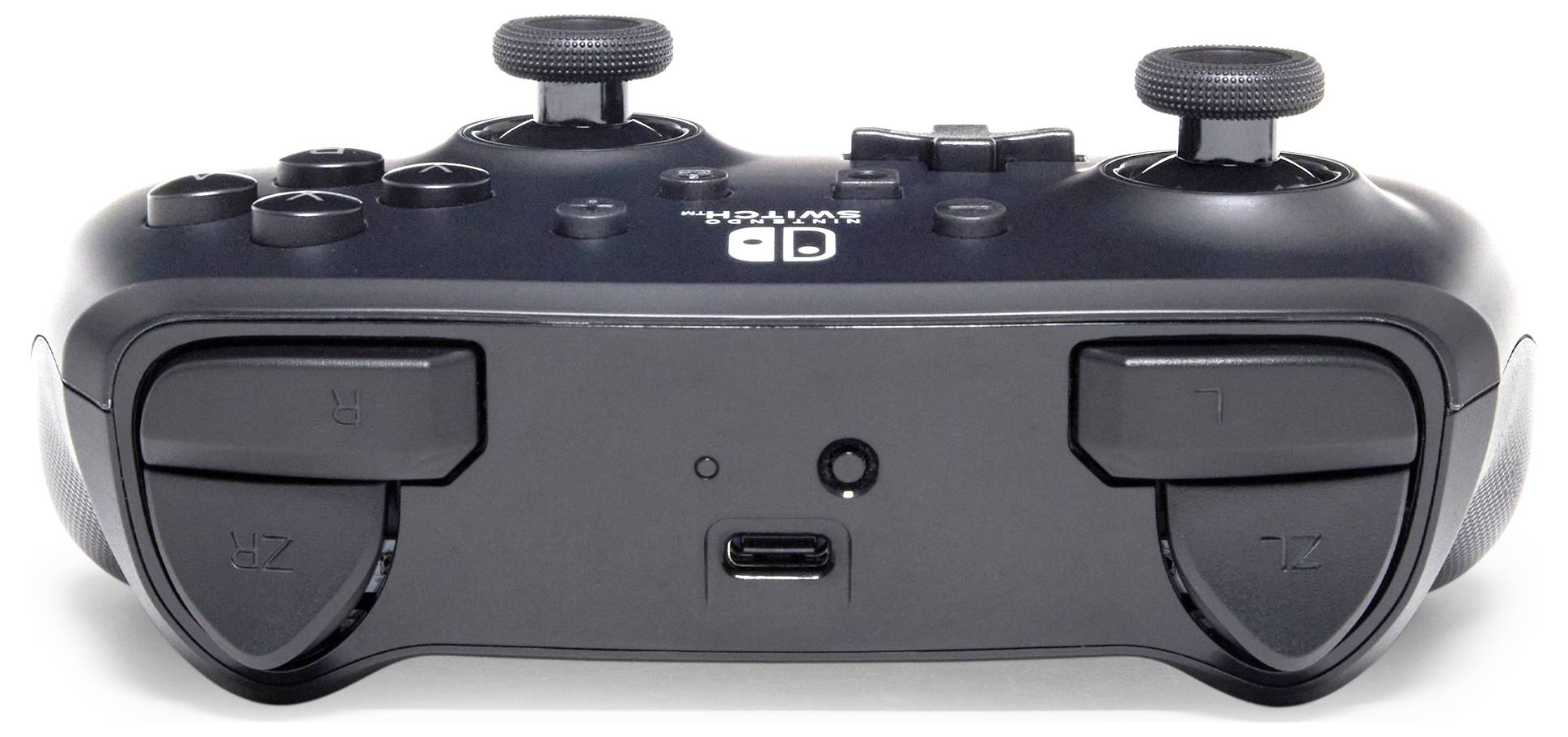 Černý herní ovladač se čtyřmi ramínkovými tlačítky a USB-C konektorem uprostřed, kompatibilní s Nintendo Switch.