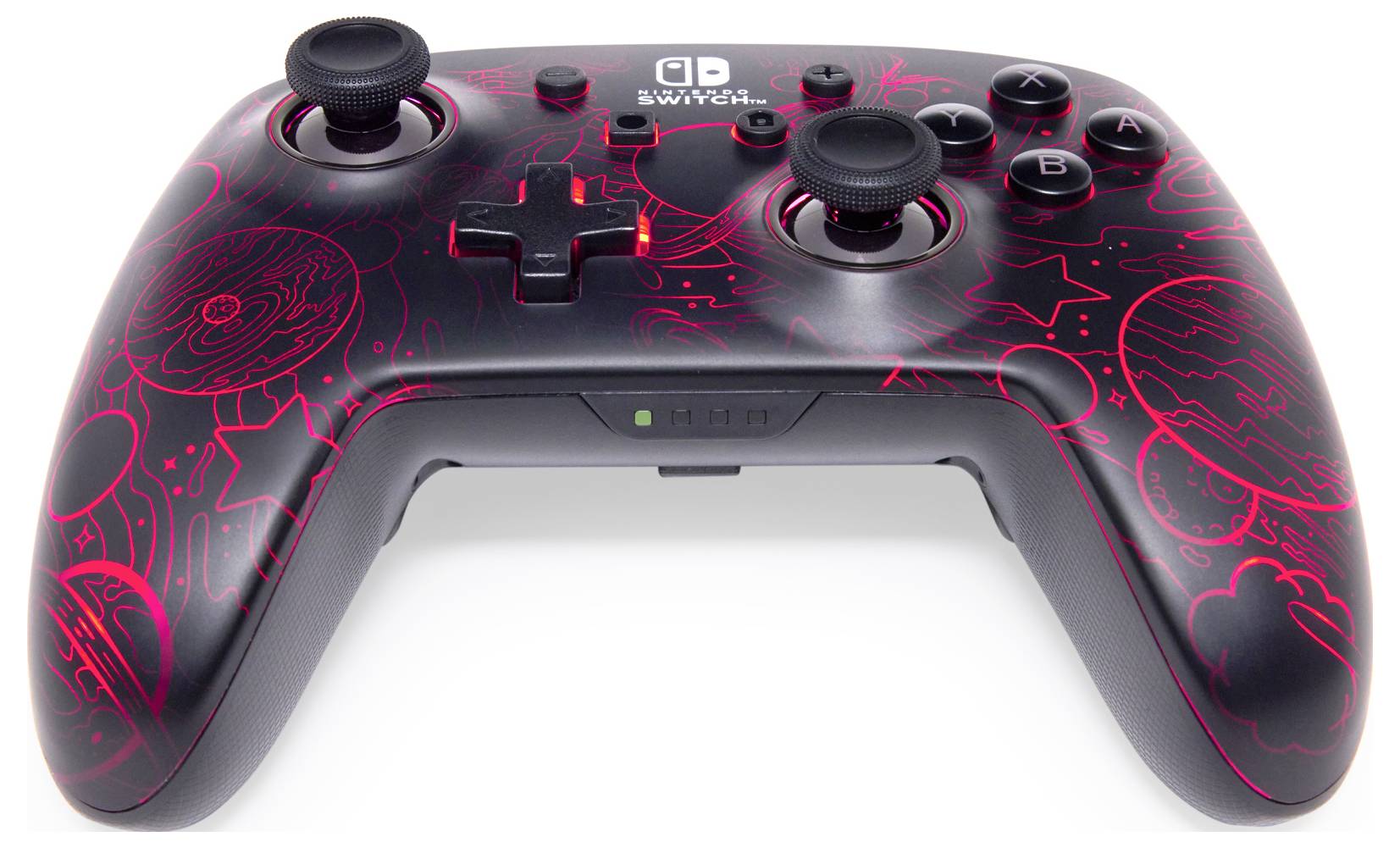 Nintendo Switch Pro ovladač s červenými vzory na černém pozadí. Ovladač má dva joysticky a několik tlačítek.