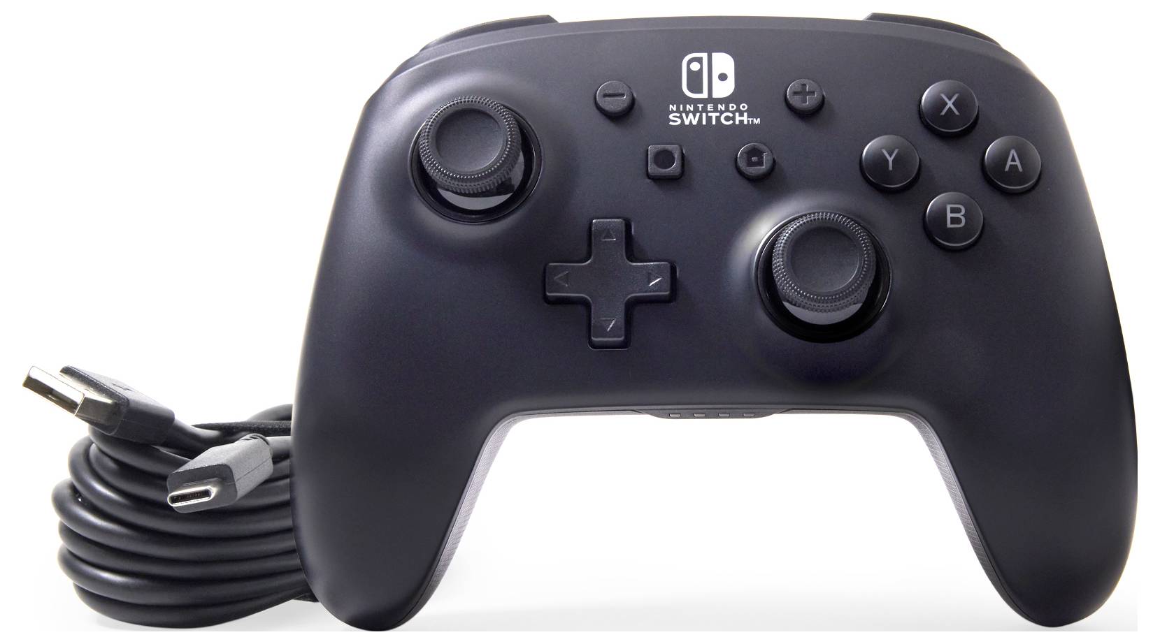 Černý ovladač Nintendo Switch Pro s kabelem, přední strana ukazuje ovládací tlačítka a joysticky.