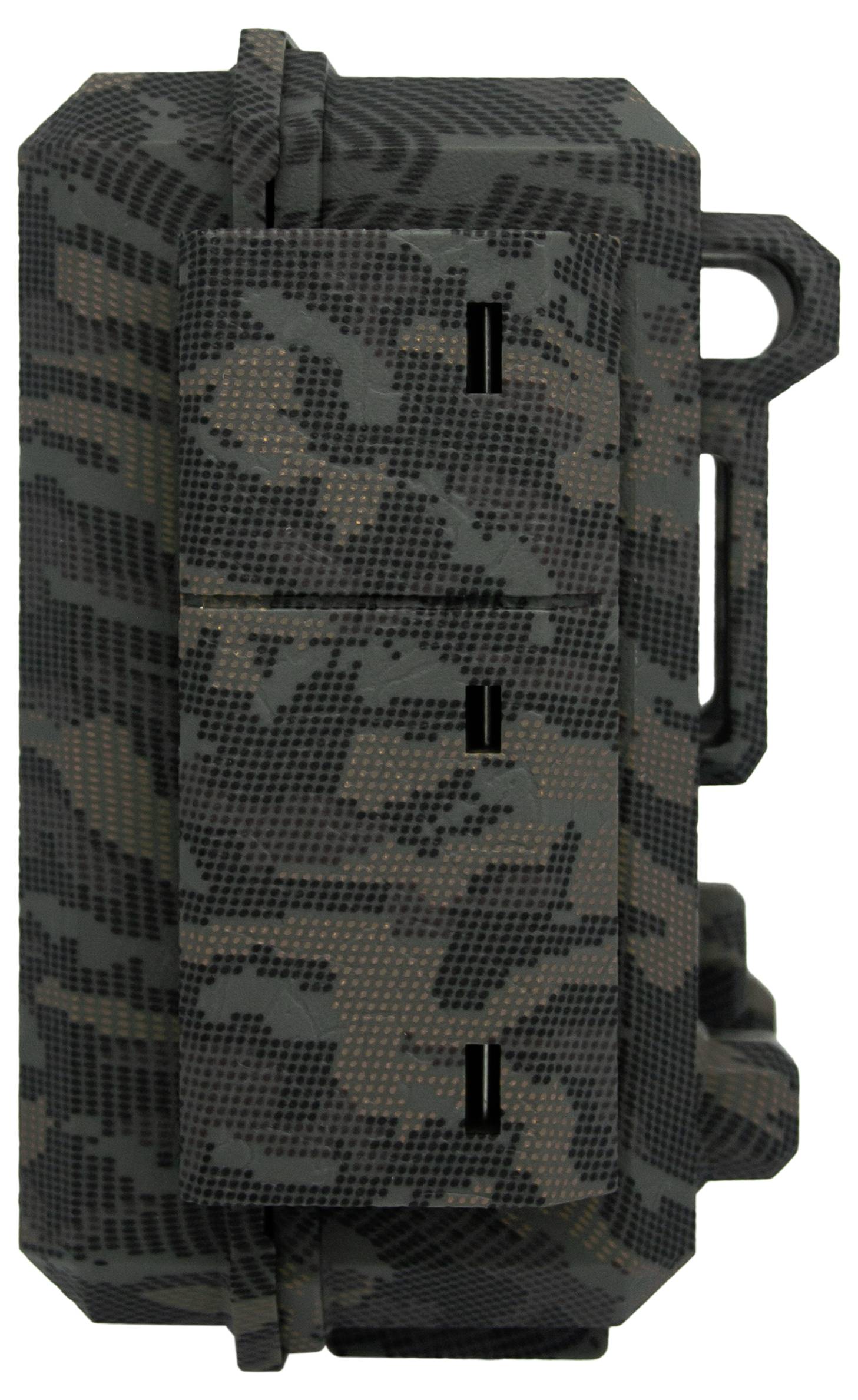 Kompaktní obdélníková krabice s maskáčovým vzorem. Tři úzké štěrbiny po straně. Robustní design, pravděpodobně outdoorový gadget.